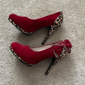 Women’s velvet pumps